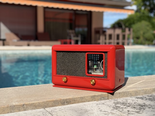 Une radio rouge des années 50, au bord d’une piscine